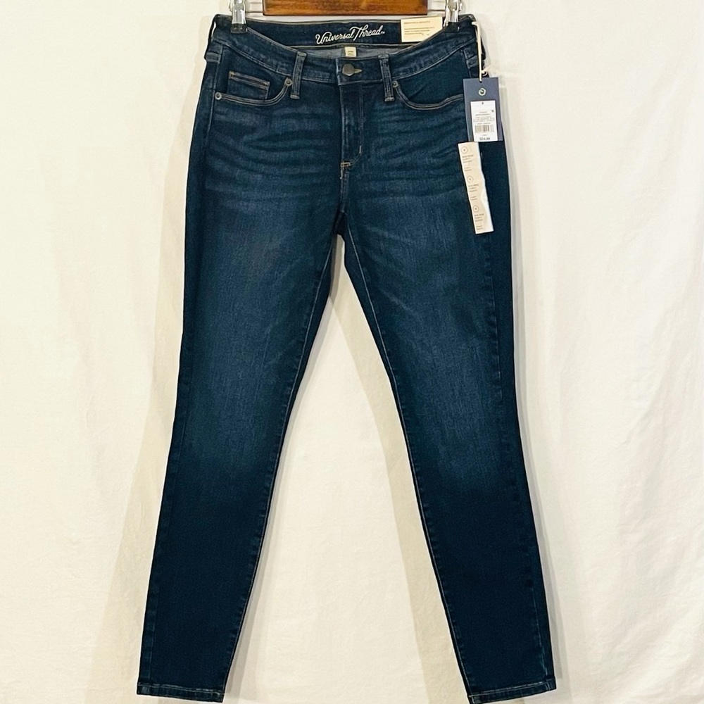 Universal Threads Mid Rise Curvy Skinny